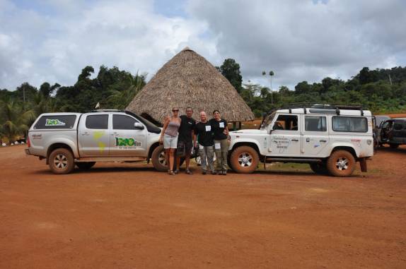 Encontro fortuito com o casal brasileiro do projeito 'Bordas do Brasil' no único posto nos 450 Km entre Linden e Lethem, na Guiana